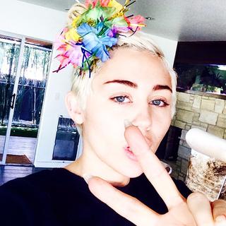 Miley Cyrus chwali się nową fryzurą i dziwnym tatuażem!