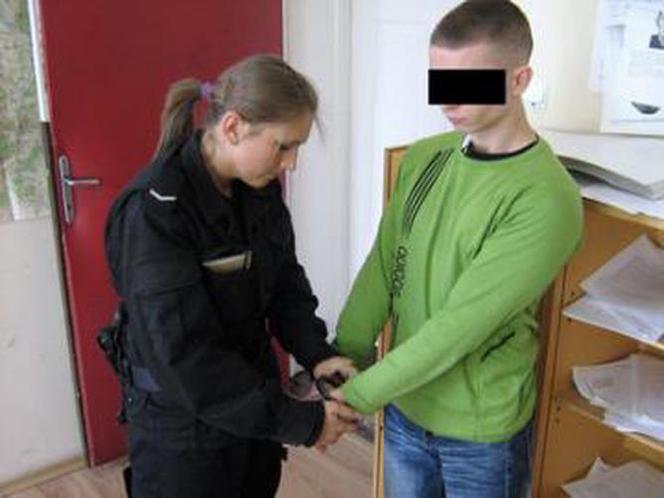 Policjanci uratowali życie włamywaczowi 