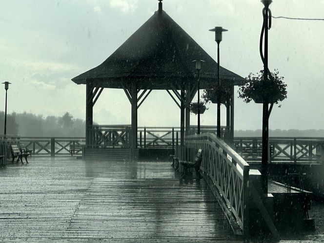 Deszczowe lato i drożyzna zniechęcają Polaków do wakacji. Turyści i przedsiębiorcy apelują o wsparcie