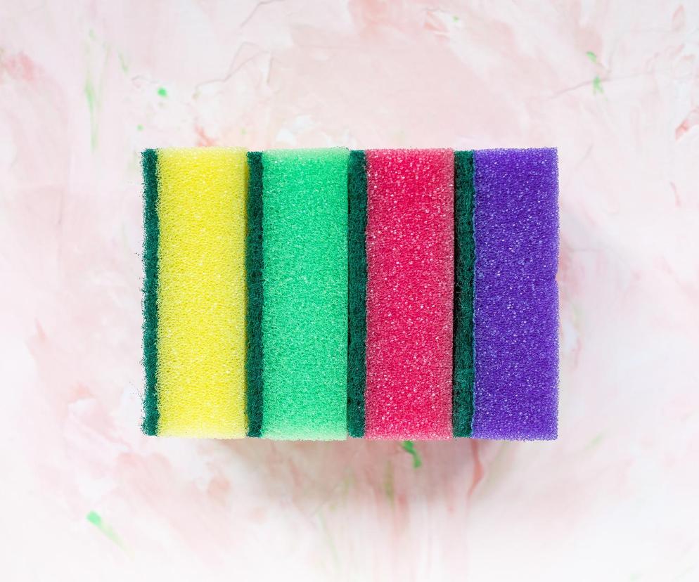 Eksperci od czyszczenia zdradzają co znaczą kolory gąbek. O tym większość z nas nie miała pojęcia