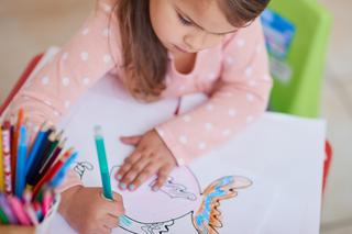 Dzieci, które dużo rysują, szybciej uczą się pisania