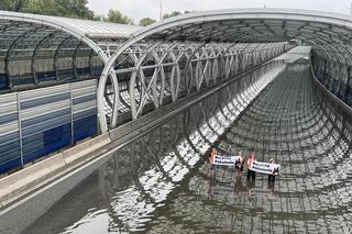 Protest Ostaniego Pokolenia na zalanej S8 w Warszawie