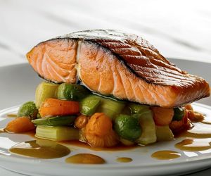 Aromatyczny łosoś z warzywami bez tłuszczu. Sprawdzi się na diecie i nie tylko