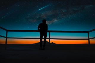 Noc spadających gwiazd. Lirydy 2023 rozświetlą niebo. Kiedy można je zobaczyć?