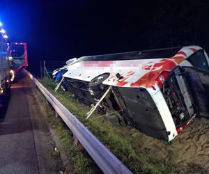 Nocny wypadek autobusu pod Łowiczem. Kilka osób w szpitalu. Pojazd wylądował w rowie [ZDJĘCIA].