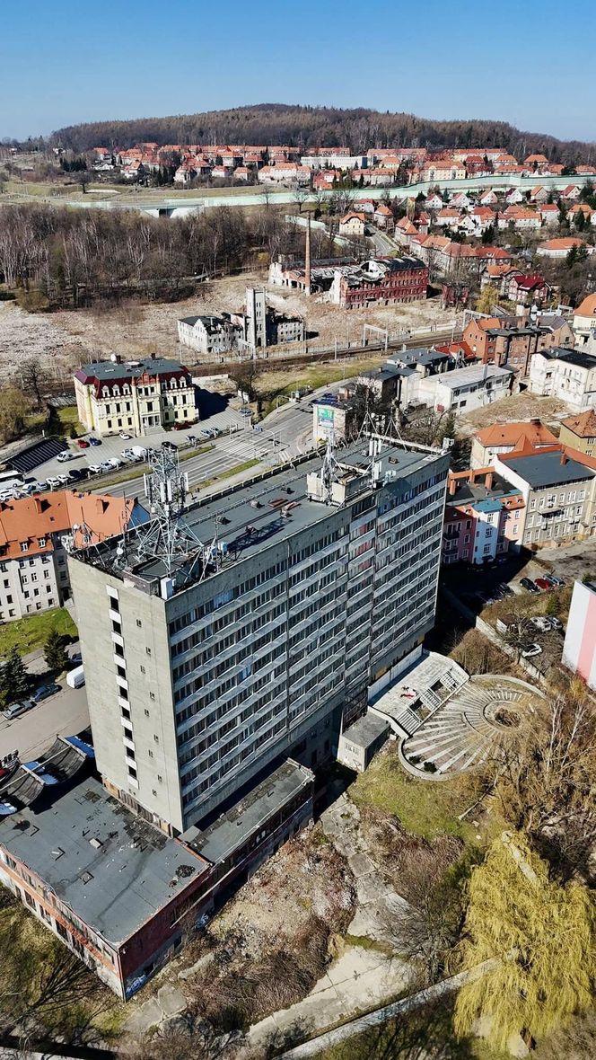 Kiedyś przyjeżdżali tu znani ludzie z całej Polski. Dziś, ogromny hotel z PRL-u stoi opuszczony w Wałbrzychu 