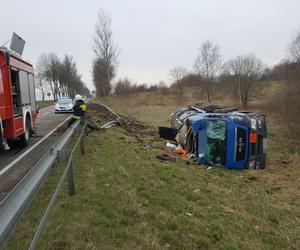 Cysterna z płynnym asfaltem wypadła z drogi