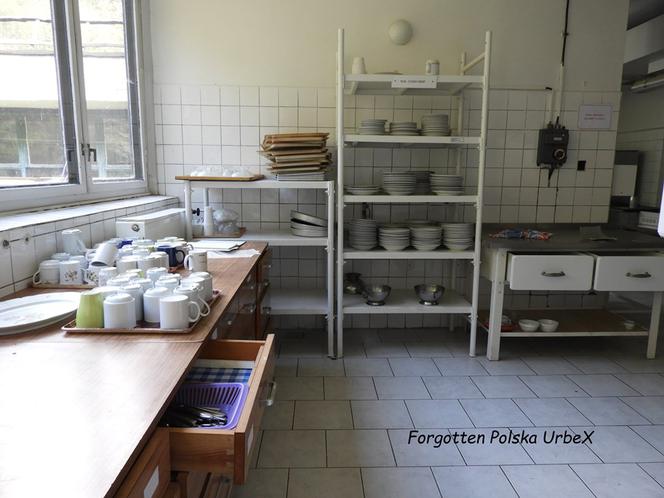 Lalka "śpiąca" w łóżku i urządzenia rehabilitacyjne. Co znajduje się w opuszczonym sanatorium przy polskiej granicy? [ZDJĘCIA]