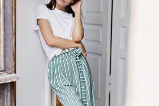 Spodnie culotte to must have tego lata. Jak je nosić w modnym stylu? 
