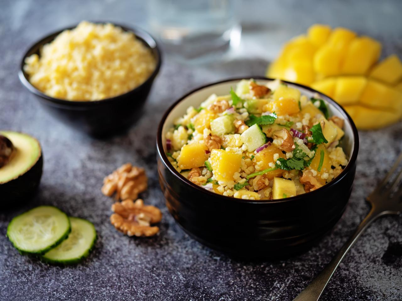 Prosta sałatka przeciw zmarszczkom: mango i awokado z kaszą jaglaną