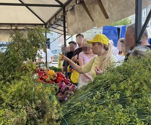 Europosłanka Wcisło buszuje na bazarku.