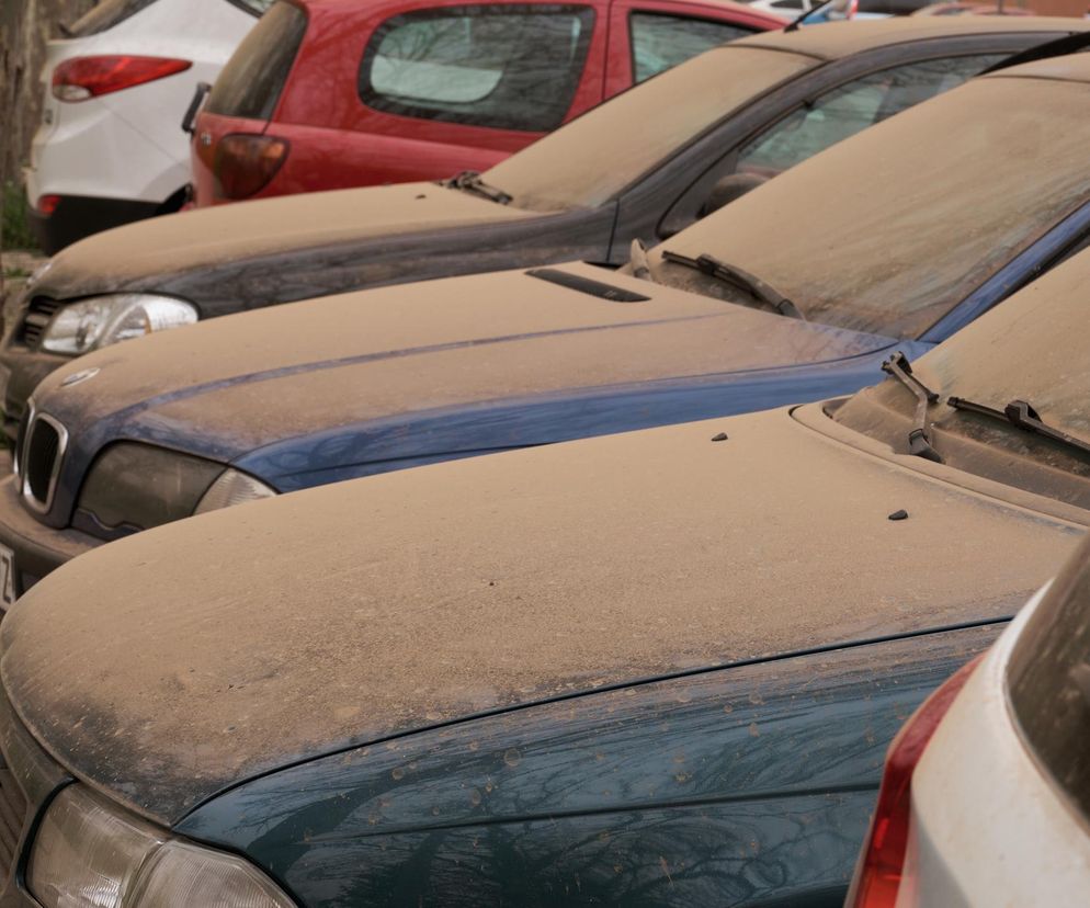 Piasek saharyjski na samochodach