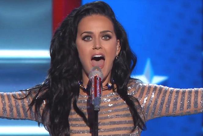 screen z filmu Watch Katy Perry perform 'Rise and 'Roar' at the 2016 Democratic National Convention