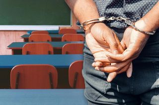 Pięścią i gaśnicą w nauczyciela. Uczniowi z Radomia grozi więzienie