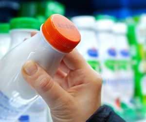 „Najlepiej spożyć przed” zniknie z etykiet? Tak urzędnicy chcą walczyć z marnowaniem jedzenia