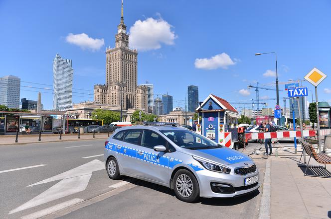 Wjechał do centrum na traktorze. Otoczyła go policja