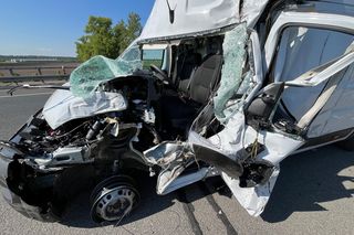 Wypadek na S5 koło Leszna. Zderzyły się bus i samochód ciężarowy [ZDJĘCIA]