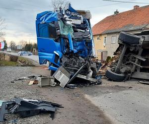 Przyczepa z drewnem zmiażdżyła kabinę ciężarówki. Kierowca był zakleszczony 