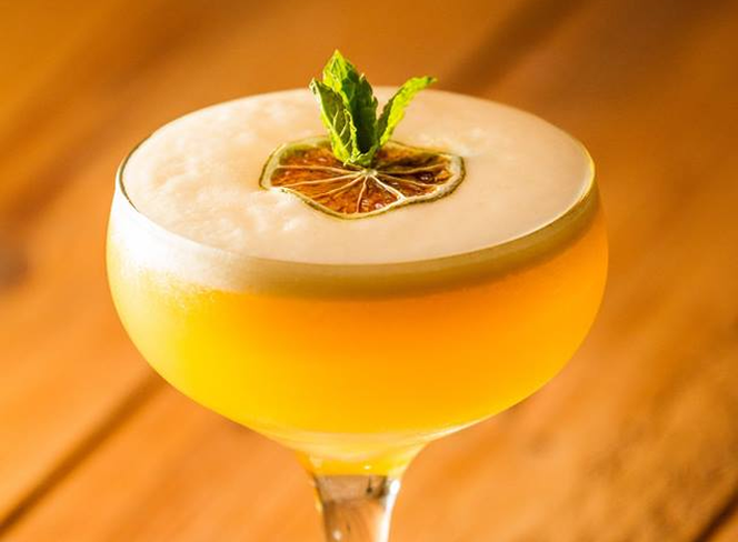 Te miejsca mają swój klimat! Oto TOP 10 najbardziej niezwykłych barów w Warszawie [GALERIA]