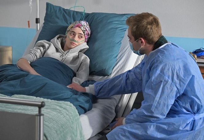 "Pierwsza miłość": Angelika nie ma już nadziei na wyzdrowienie. Prosi Filipa i Białego, by odwiedzili ją ostatni raz...