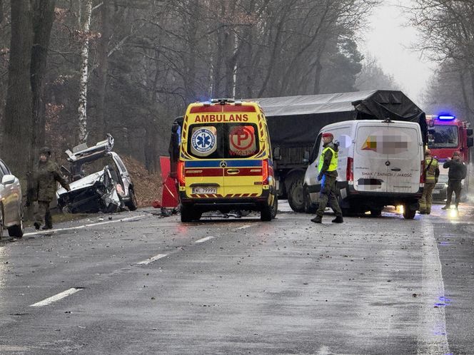 Masowy wypadek pod Warszawą! Zderzenie trzech aut z wojskową ciężarówką. Jedna osoba nie żyje