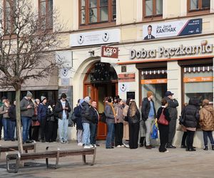 Tłusty czwartek 2025 w Lublinie. W centrum miasta ustawiają się kolejki po pączki. Zobacz zdjęcia! 