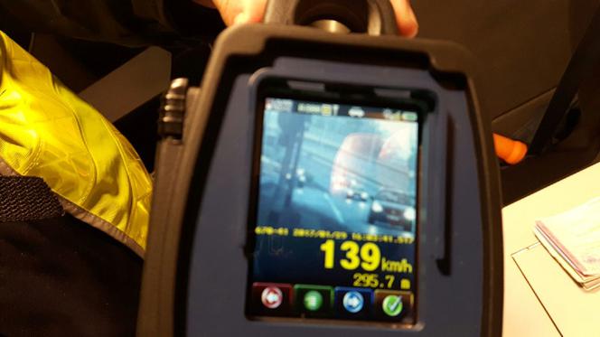 Kierowca audi chciał pobić rekord. Jechał w mieście 140 km/h!