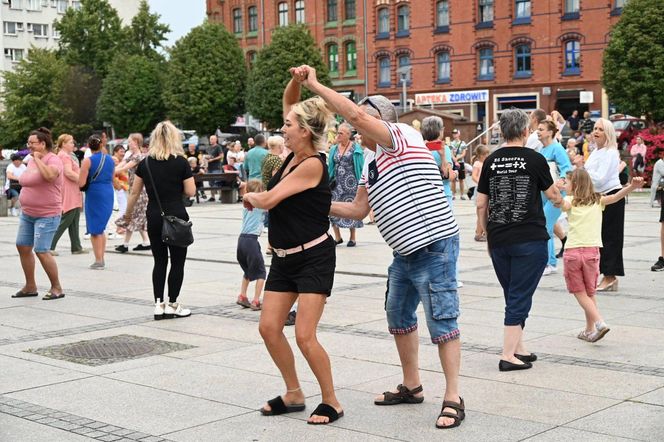 Ruda Śląska tańczy jak dawniej. Międzypokoleniowa potańcówka na rynku porwała tłumy