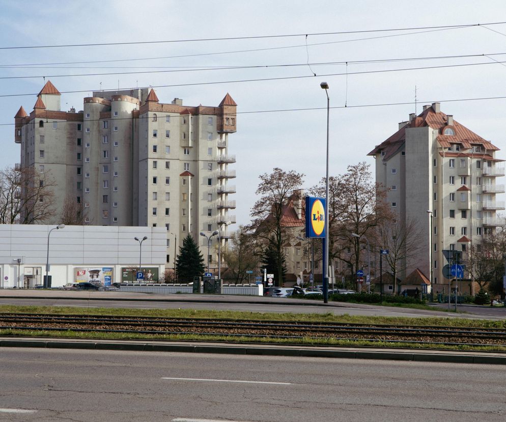 Kultowy blok-zamek w Krakowie: młodszy brat Wawelu