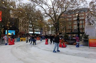 Jest rozmach! - tak polscy turyści oceniają świąteczny jarmark w Londynie. Kramy stoją też przy słynnym London Eye – z widokiem na Big Bena. Zobaczcie nasze zdjęcia! 
