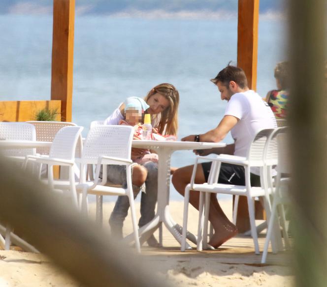 Joanna Koroniewska i Maciej Dowbor z dziećmi na plaży 