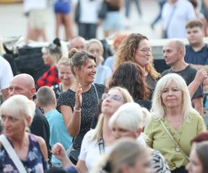 Potańcówka przed teatrem w Katowicach