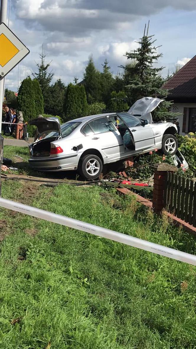 Kierowca BMW stracił przytomność i uderzył w MUROWANY płot