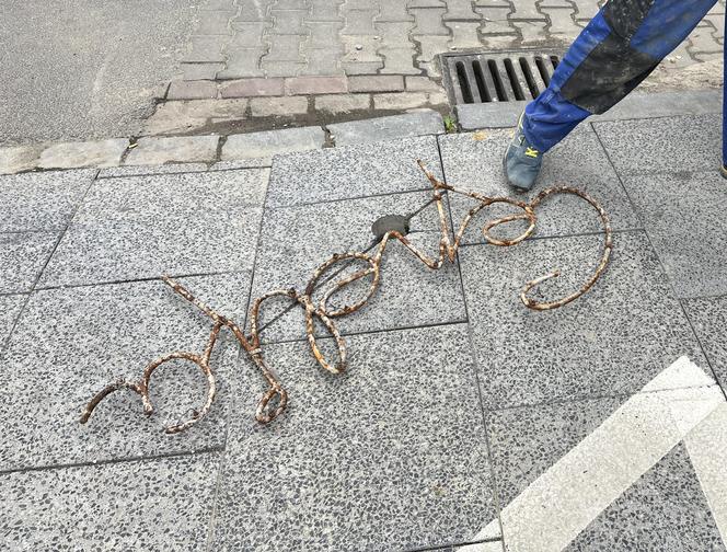 Odnalezione neony w Pawilonie Cepelii - zdjęcia. Trafią do Muzeum Neonów w Warszawie