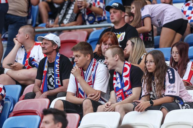 Górnik Zabrze - Termalica Nieciecza. Niesamowita atmosfera na Arenie Zabrze! Kibice Górnika dopingują swoją drużynę