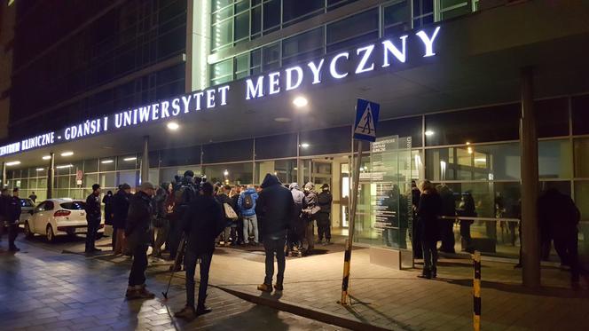 Atak na Adamowicza. Dziennikarze czekają na informacje przed szpitalem