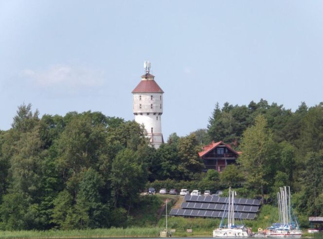 Wieża ciśnień nad jeziorem na Mazurach do wynajęcia. Kto może skorzystać z oferty?