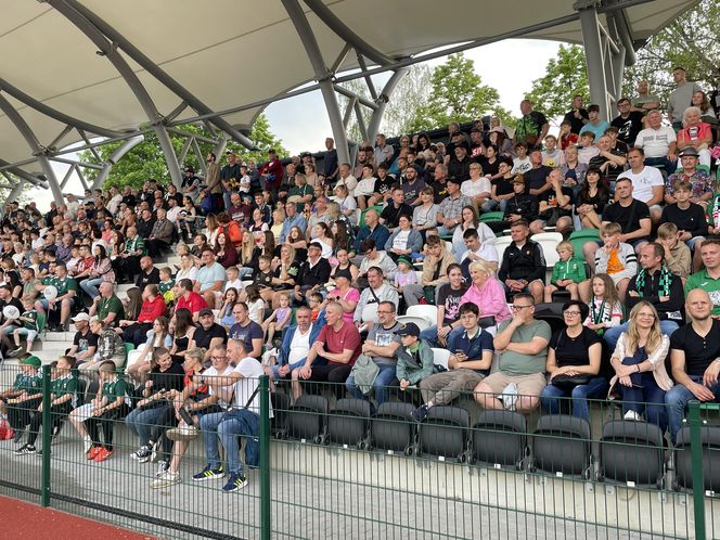 Kibice na otwarciu stadionu w Starachowicach