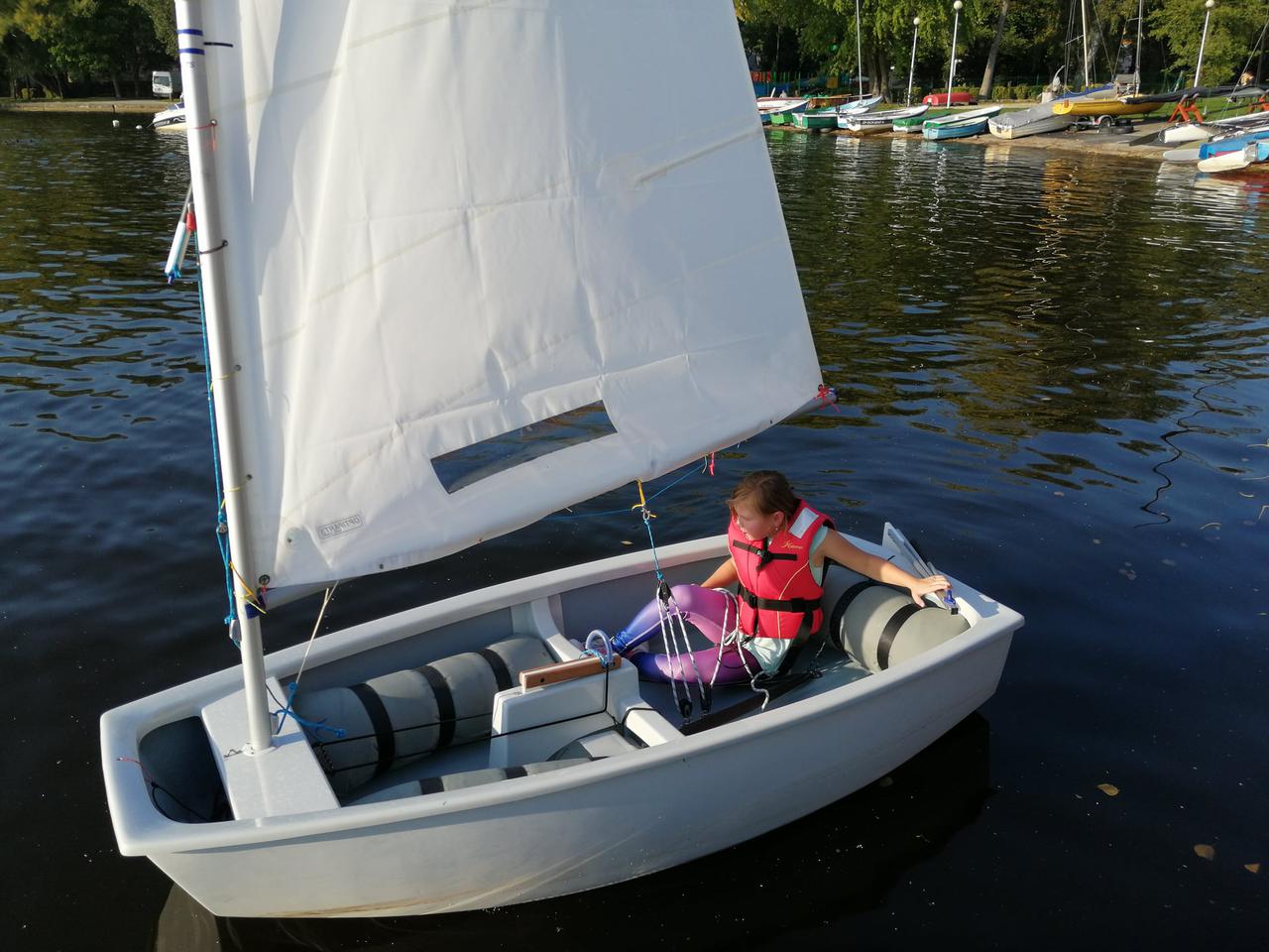 Sekcja żeglarska w Szczecinku. Wiatr w żagle szczecineckich optimistów [FOTO, WIDEO] 