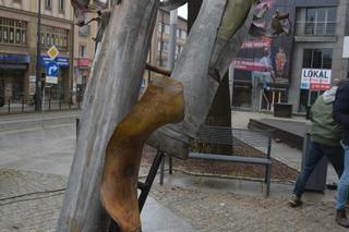 Przed ratuszem w Olsztynie stanęła Niezłomna Ukraina. Rzeźbę będzie można wylicytować [ZDJĘCIA]