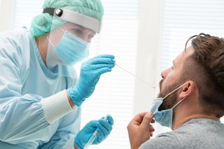 Nowa odmiana koronawirusa: komu przysługuje bezpłatny test? GIS wyjaśnia 