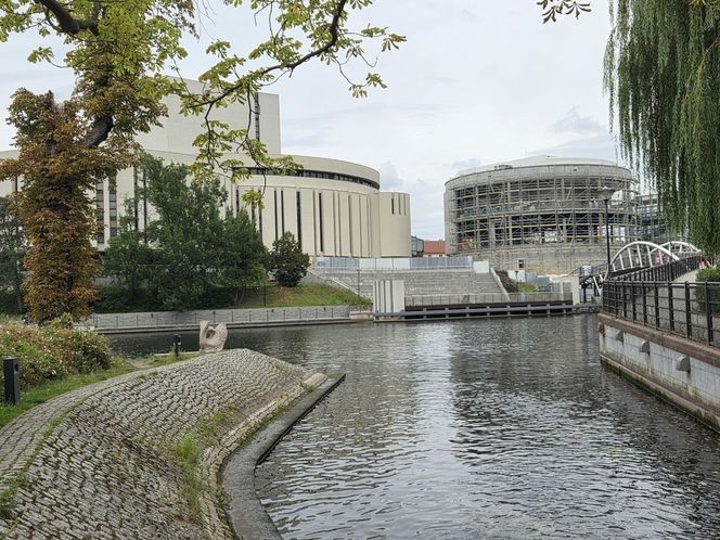 Szklana fasada Opery Nova nabiera kształtów. Rozbudowa wkracza w decydującą fazę!