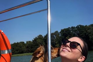 Ola Kwaśniewska chlapie się w jeziorze