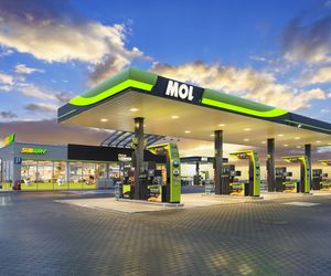 Letnia promocja na stacjach MOL Polska: tankuj taniej i wygraj wyjazd na mecz do Barcelony