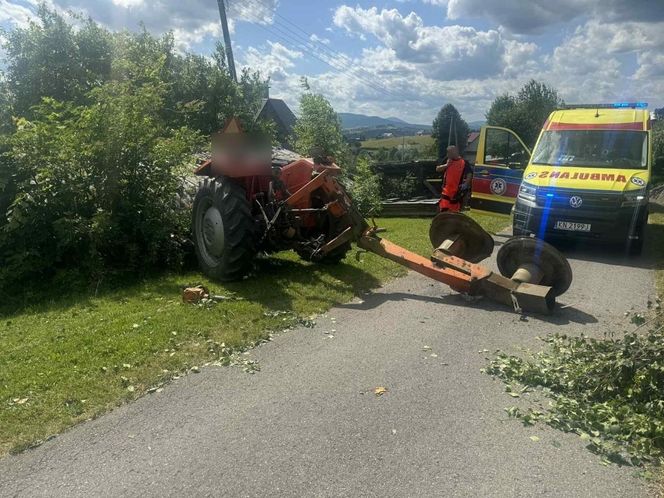 Mordarka. Pijany jak bela 48-latek uderzył ursusem w drzewo i staranował szopę. Miał 8 promili!