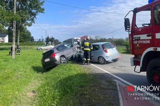 Zderzenie fiata z peugeotem pod Tarnowem. Występowały utrudnienia w ruchu