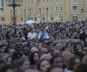 Hołdy na Placu Świętego Piotra.