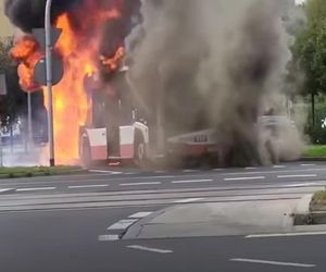 Groźny pożar w Dąbrowie Górniczej! Płonął autobus, w środku 10 pasażerów