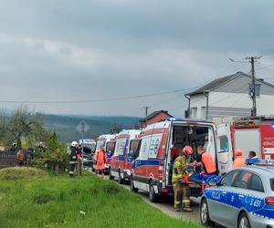 Czołowe zderzenie w Dąbrowie. Wśród poszkodowanych trójka dzieci, trwa walka o życie