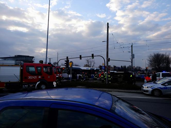 Kraków: Poważny wypadek na rondzie Grunwaldzkim. Karetka zderzyła się z autobusem